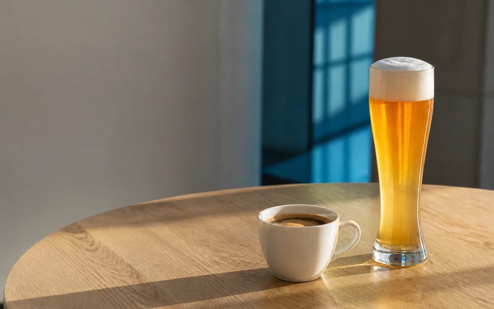 Kaffee und Weissbier auf einem runden Holztisch